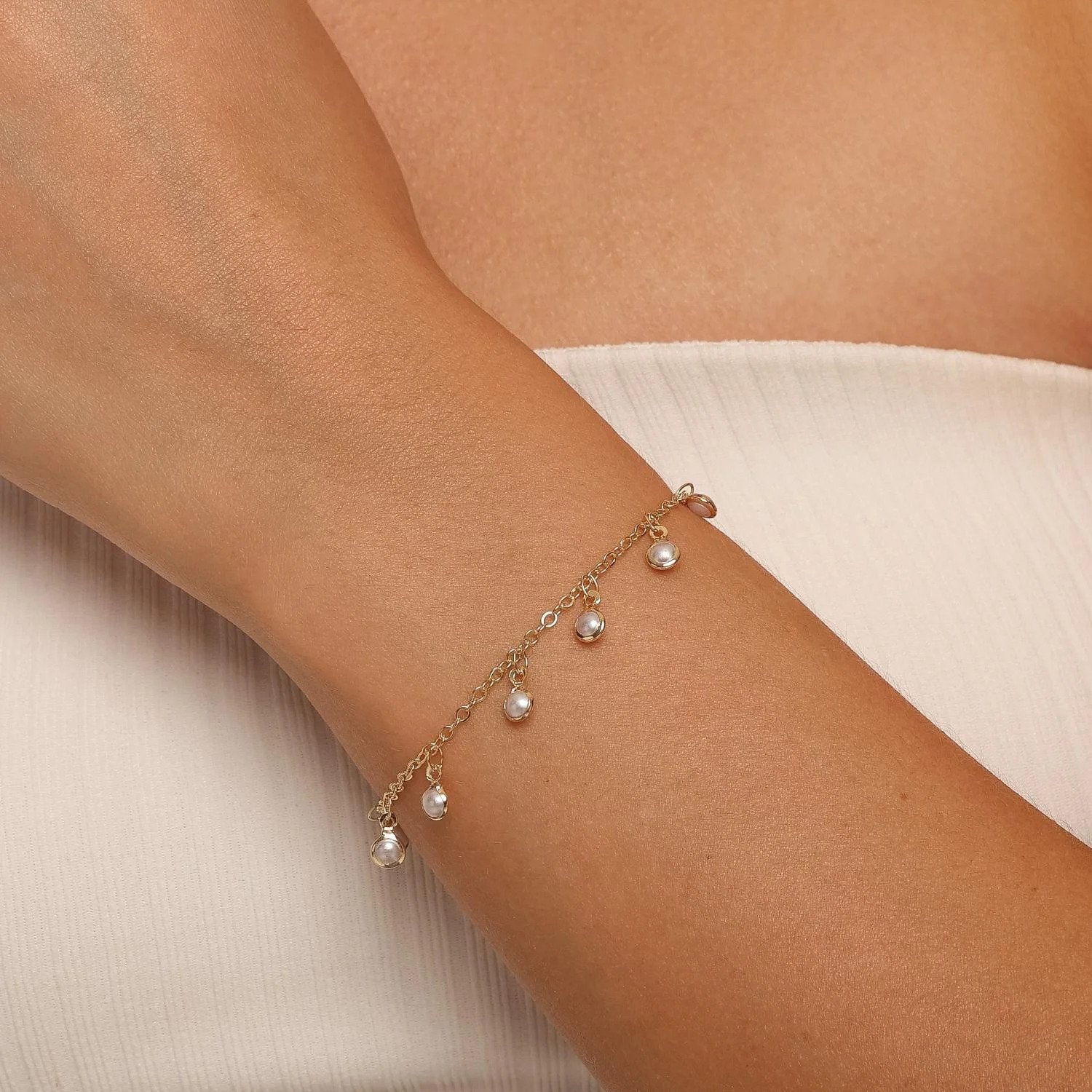 Pulseira com Pérolas Penduradas